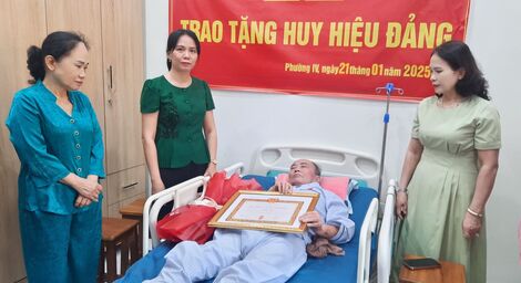 Thành uỷ Tây Ninh trao Huy hiệu 45 năm tuổi đảng cho Đảng viên lão thành