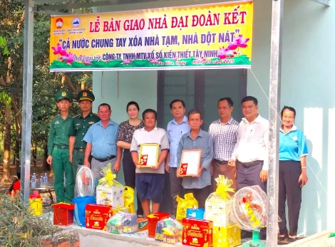 Bàn giao 2 căn nhà Đại đoàn kết tại xã Tân Hoà