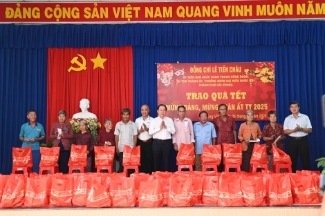 Lãnh đạo thành phố Hải Phòng:: Tặng quà tết cho đoàn viên, công nhân lao động Tây Ninh