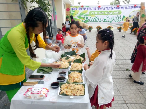 Thị xã Trảng Bàng: Sôi nổi phiên chợ lá dành cho thiếu nhi