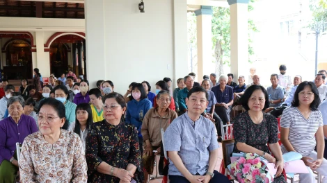 Nguyên Bí thư Tỉnh uỷ Nguyễn Thị Minh trao quà tết cho nạn nhân chất độc da cam, người cao tuổi có hoàn cảnh khó khăn huyện Gò Dầu