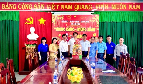 Lãnh đạo huyện Dương Minh Châu thăm, tặng quà tết đồn biên phòng