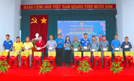 Tặng quà cho đoàn viên, người lao động có hoàn cảnh khó khăn, ở lại Tây Ninh đón tết