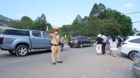 Công an Tây Ninh phân luồng giao thông ngày khai hội xuân núi Bà Đen 2025