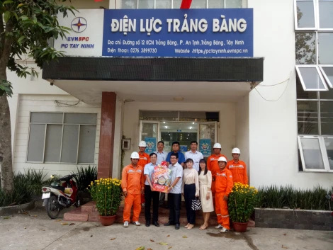 Phó Bí thư Thường trực Thị uỷ Trảng Bàng thăm, chúc tết các đơn vị trực chiến đêm giao thừa Xuân Ất Tỵ 2025