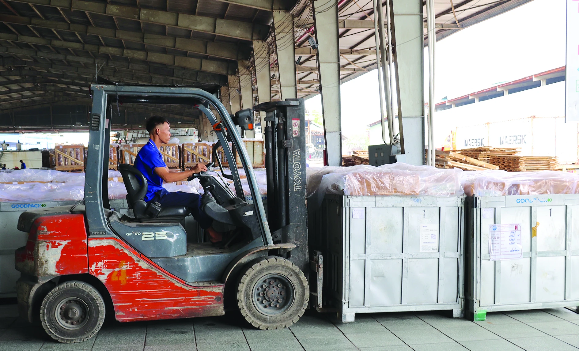 Công nhân vận chuyển hàng thành phẩm tại nhà máy sản xuất Công ty TNHH sản xuất cao su Liên Anh