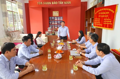 Chủ tịch UBND tỉnh Nguyễn Thanh Ngọc thăm, chúc tết Báo Tây Ninh ngày làm việc đầu năm