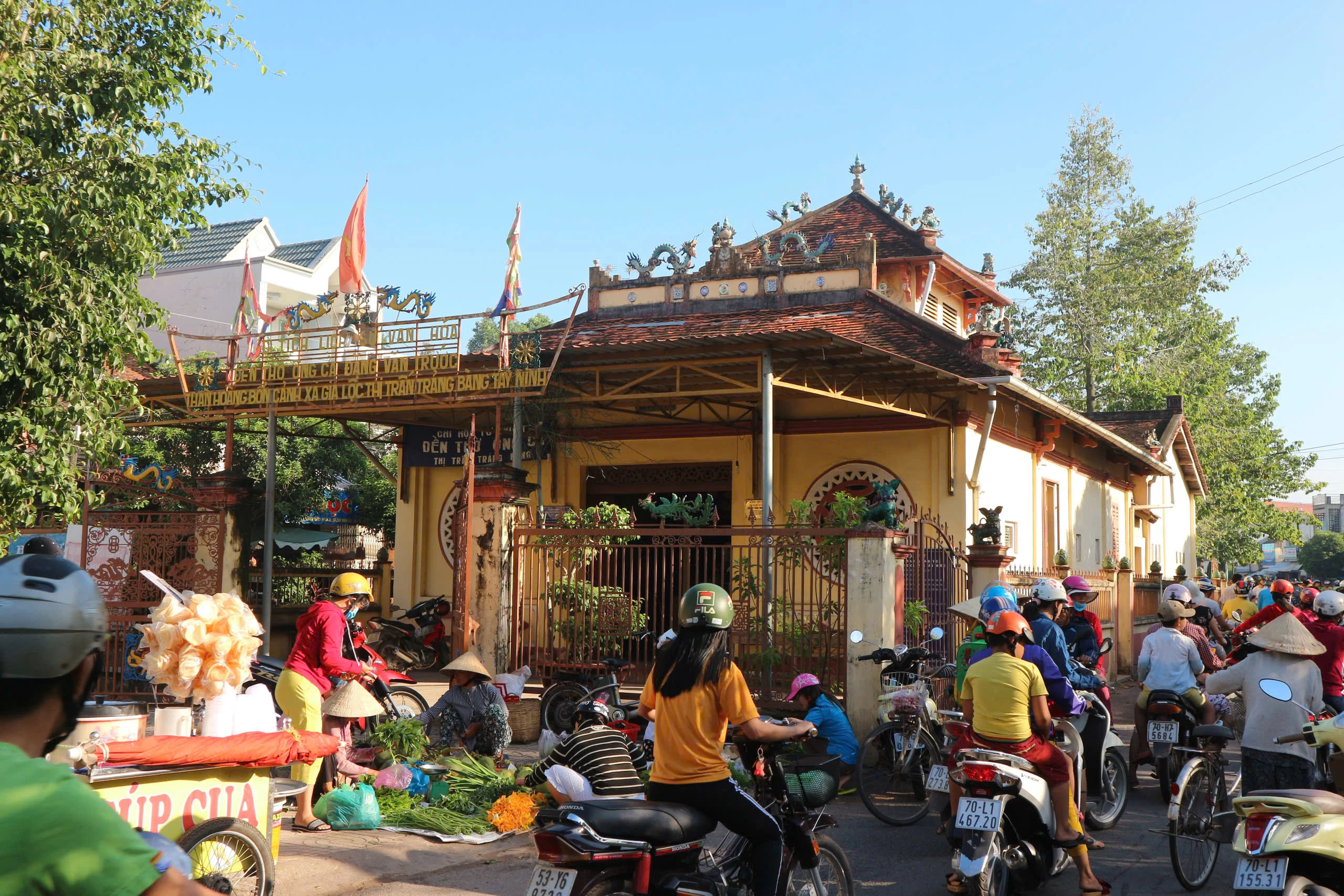 Miếu ông Chủ chợ Đặng Văn Trước ở giữa chợ cũ Trảng Bàng