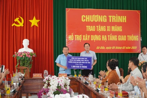 Công đoàn cơ sở Văn phòng Tỉnh uỷ: Vận động các đơn vị trao tặng 5.000 bao xi măng cho huyện Gò Dầu