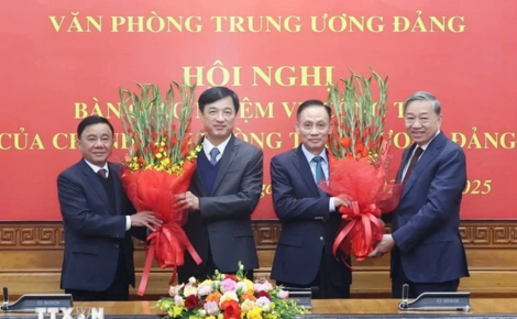 Bàn giao nhiệm vụ Chánh Văn phòng Trung ương giữa 2 ông Nguyễn Duy Ngọc và Lê Hoài Trung