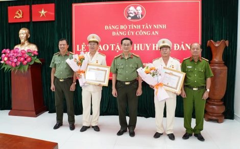 Đảng uỷ Công an tỉnh Tây Ninh trao tặng Huy hiệu 30 năm tuổi Đảng cho đảng viên