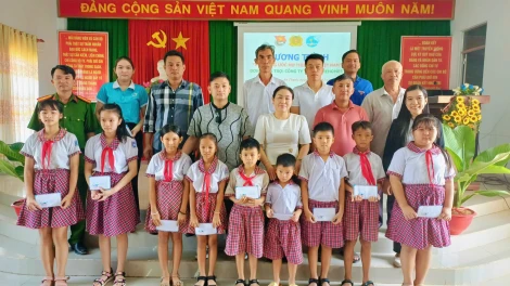 Tặng quà, trao học bổng cho phụ nữ và trẻ em có hoàn cảnh khó khăn