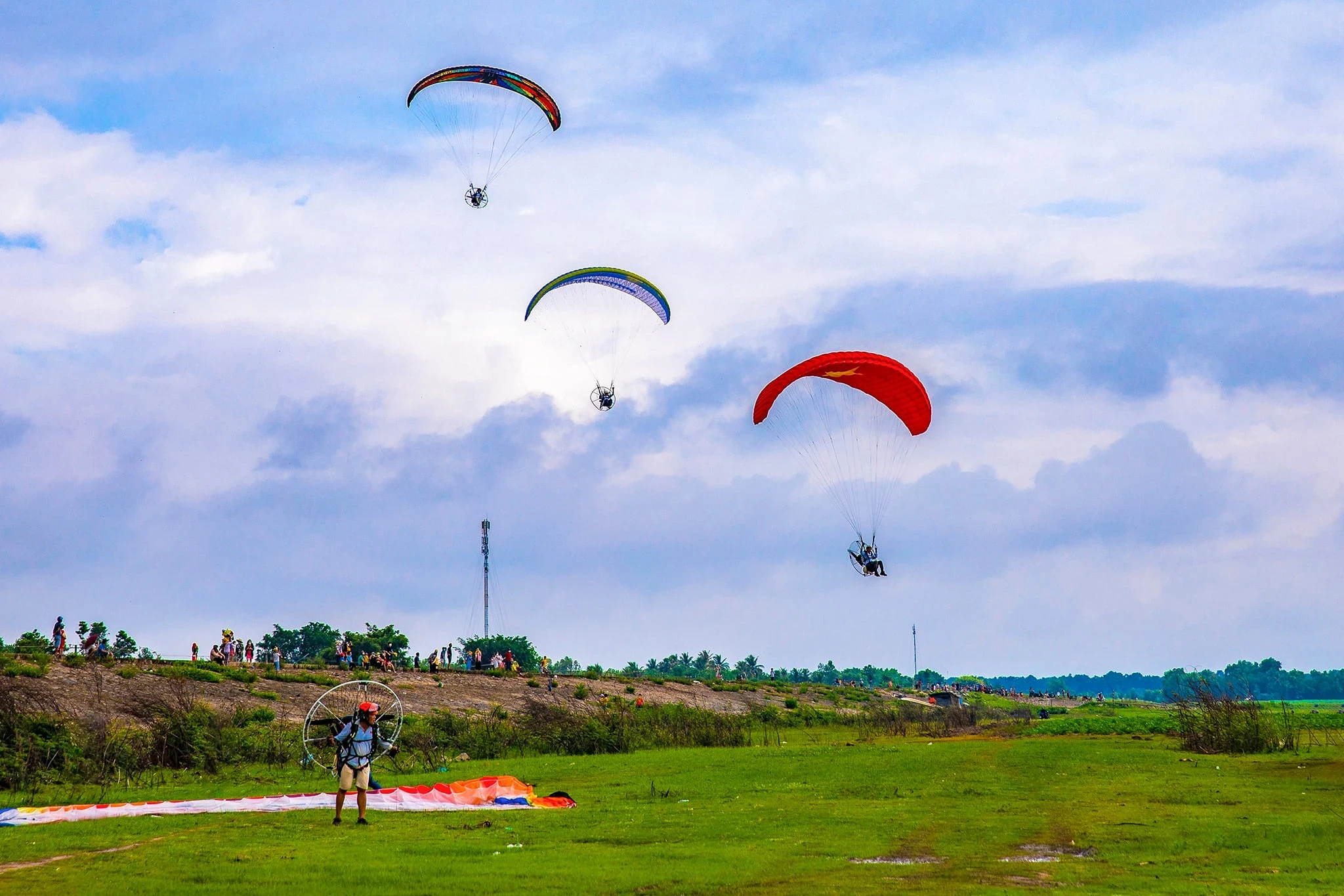 Bay dù lượn - sản phẩm du lịch mới được tổ chức được tổ chức ở bờ hồ Dầu Tiếng.  Ảnh: Huỳnh Đông
