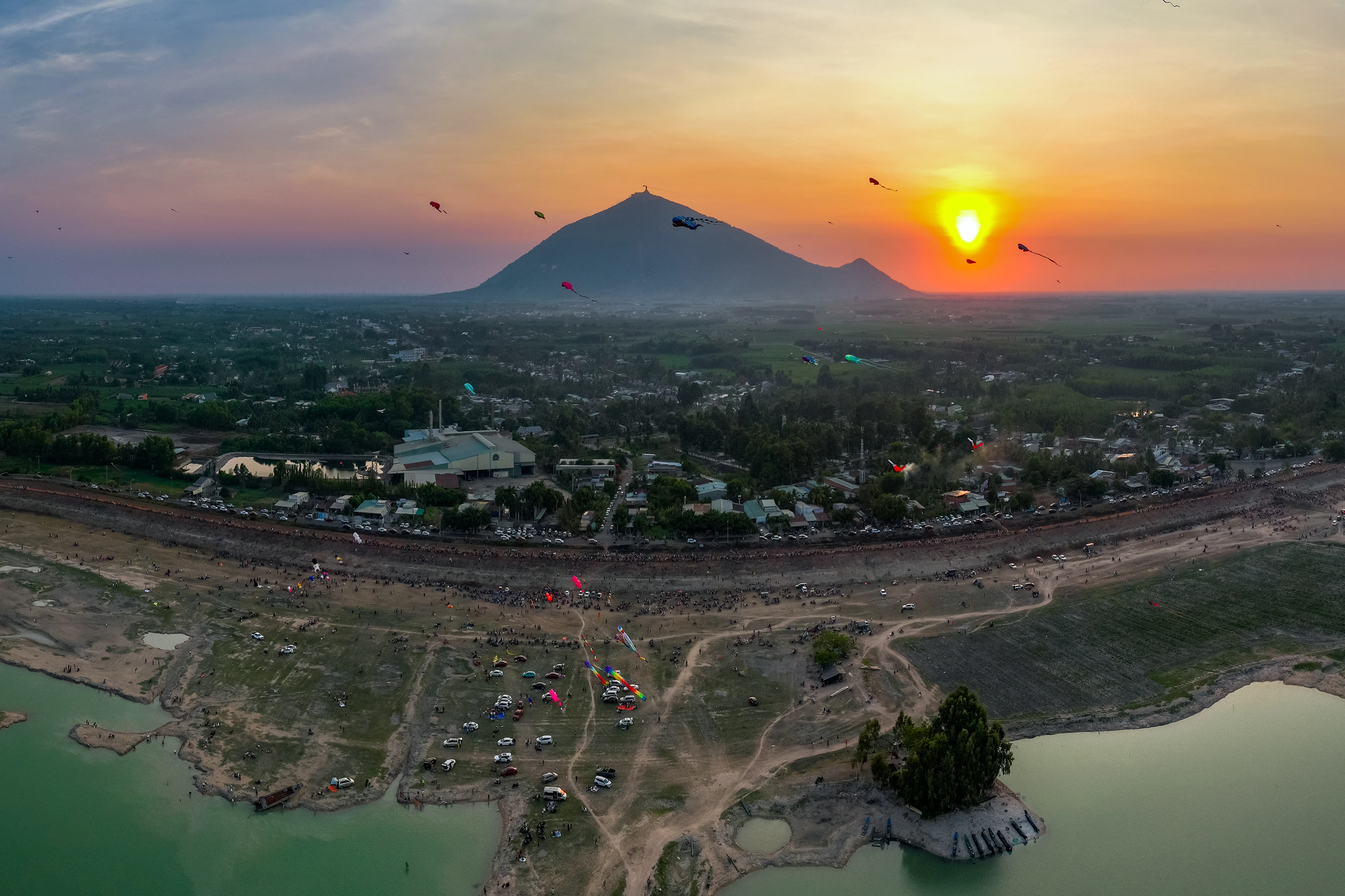 Mùa thả diều bên bờ Dầu Tiếng.  Ảnh: Dương Đức Kiên
