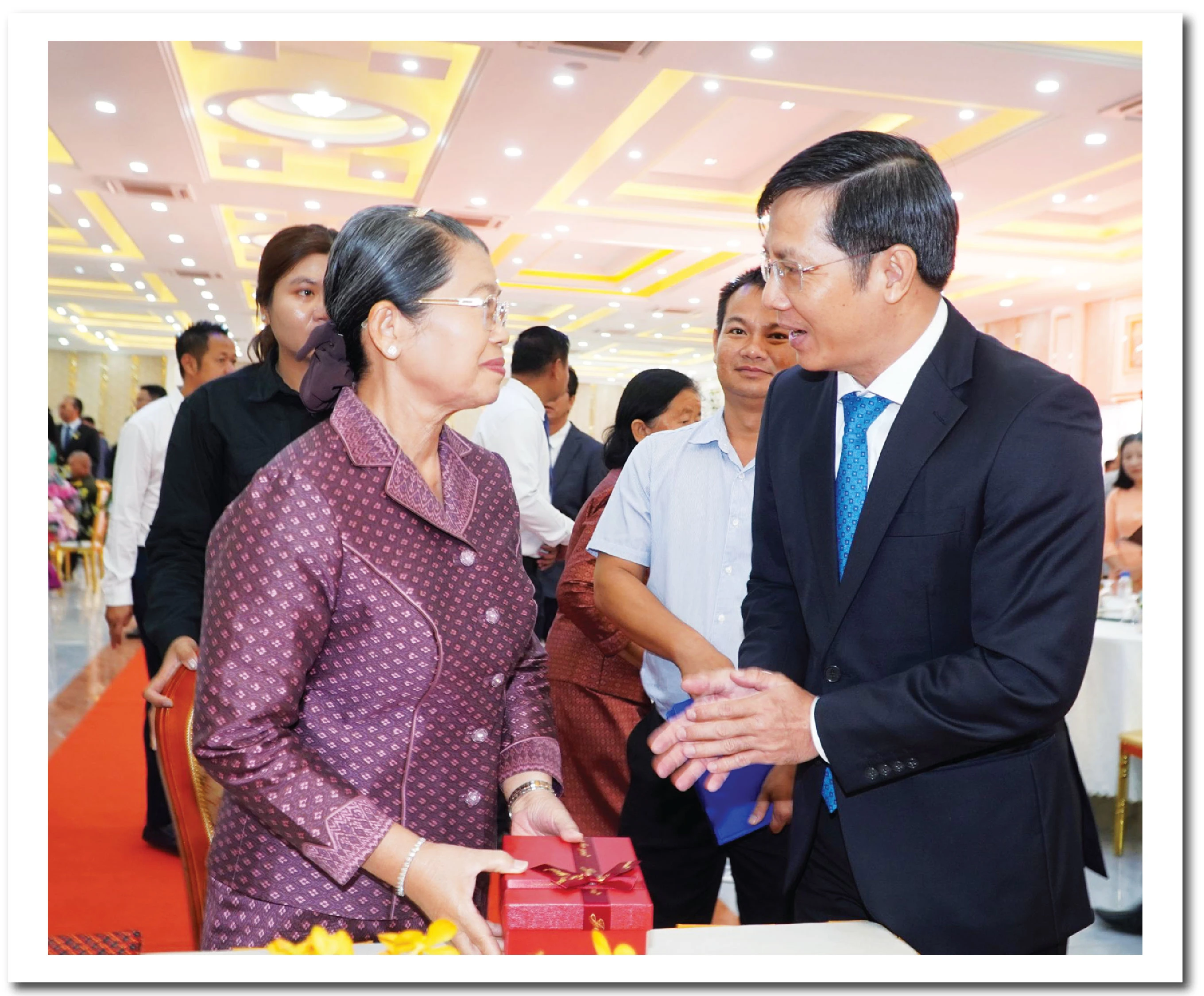 Bí thư Tỉnh uỷ Tây Ninh Nguyễn Thành Tâm thăm hỏi bà Samdech Men Som On nguyên Phó Thủ tướng Chính phủ Hoàng gia Campuchia. Ảnh: Nhật Quang