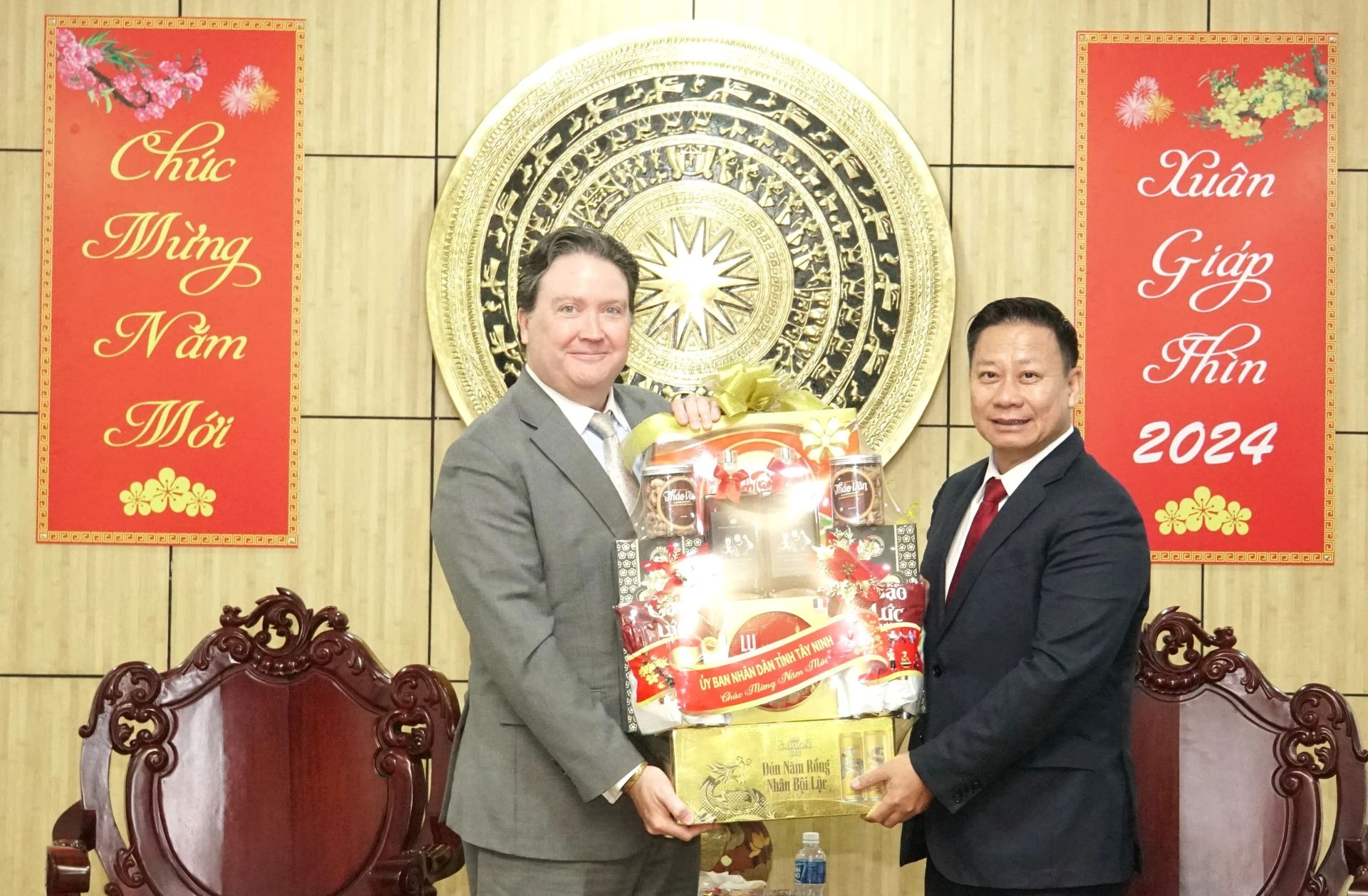 Chủ tịch UBND tỉnh Nguyễn Thanh Ngọc tặng quà cho ngài Marc E.Knapper- Đại sứ Hoa Kỳ tại Việt Nam