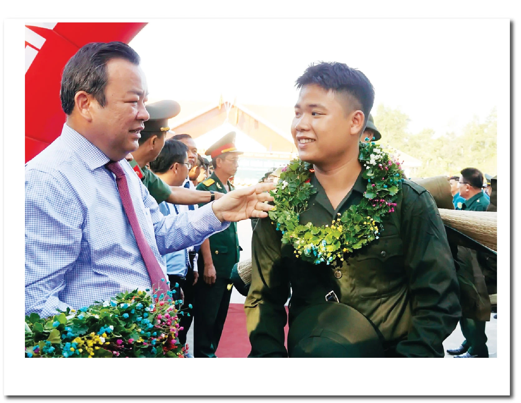 Phó Bí thư Thường trực Tỉnh uỷ Phạm Hùng Thái tặng hoa động viên tân binh lên đường nhập ngũ tháng 2.2024. Ảnh: Tâm Giang