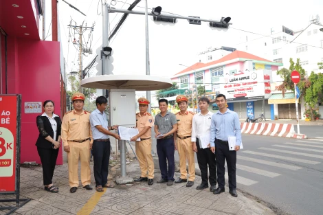 Bàn giao 10 chốt đèn tín hiệu cho Phòng Cảnh sát giao thông