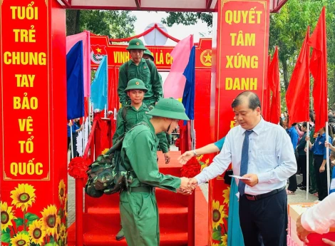 Tân Biên: 200 thanh niên hăng hái lên đường nhập ngũ