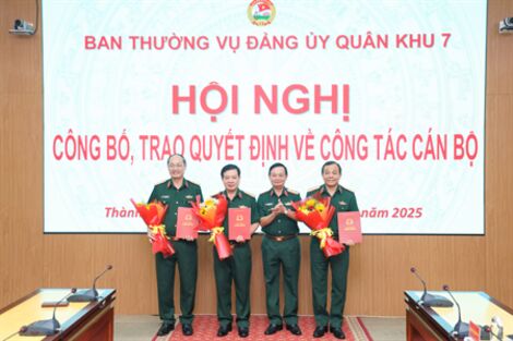 Ban Thường vụ Đảng ủy Quân khu 7 công bố, trao quyết định về công tác cán bộ