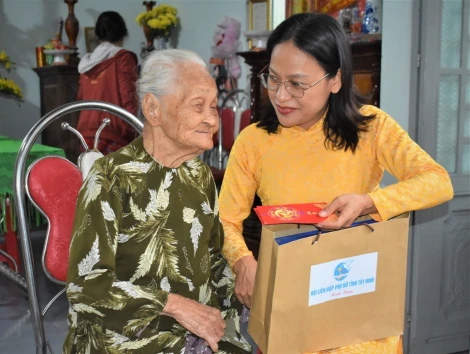 Hội Liên hiệp Phụ nữ tỉnh thăm, tặng quà Mẹ Việt Nam anh hùng