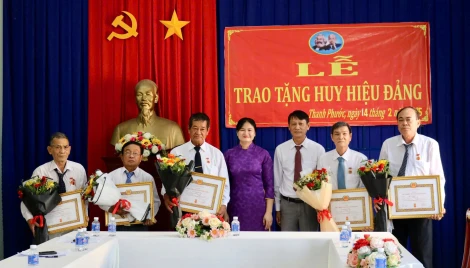 Gò Dầu: Trao tặng Huy hiệu Đảng cho 11 đảng viên