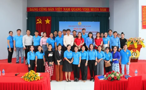 Triển khai chuyên đề “Nâng cao năng lực lãnh đạo, cầm quyền và sức chiến đấu của Đảng” cho cán bộ công đoàn cơ sở