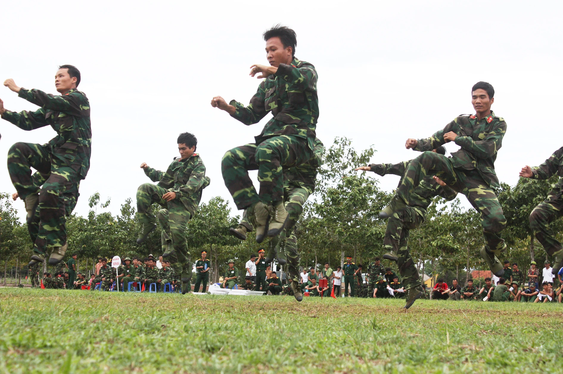 Chiến sĩ tham gia huấn luyện võ thuật