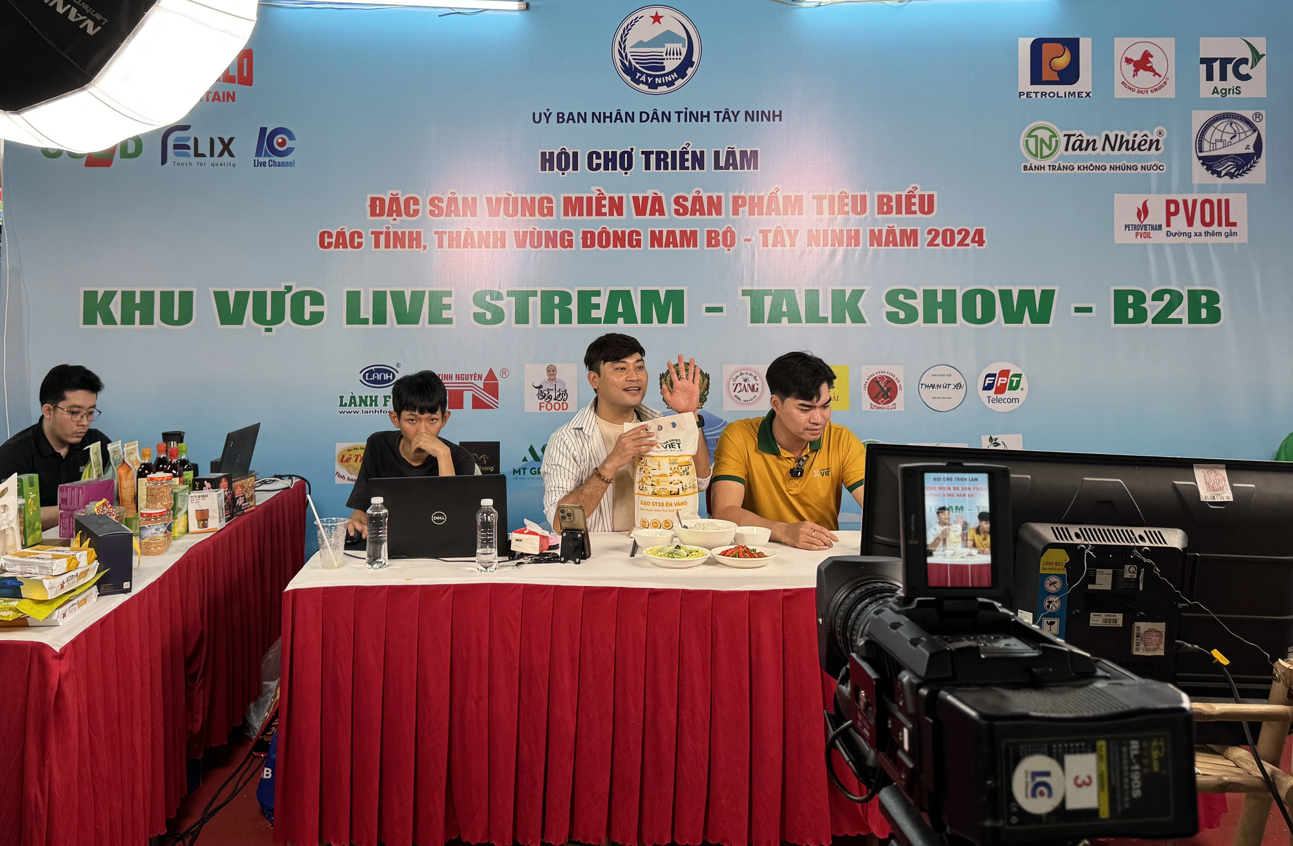 TikToker “Min Mặn Mồi” (giữa) được mời livestream tại Hội chợ triển lãm đặc sản vùng miền và sản phẩm tiêu biểu các tỉnh, thành vùng Đông Nam bộ - Tây Ninh