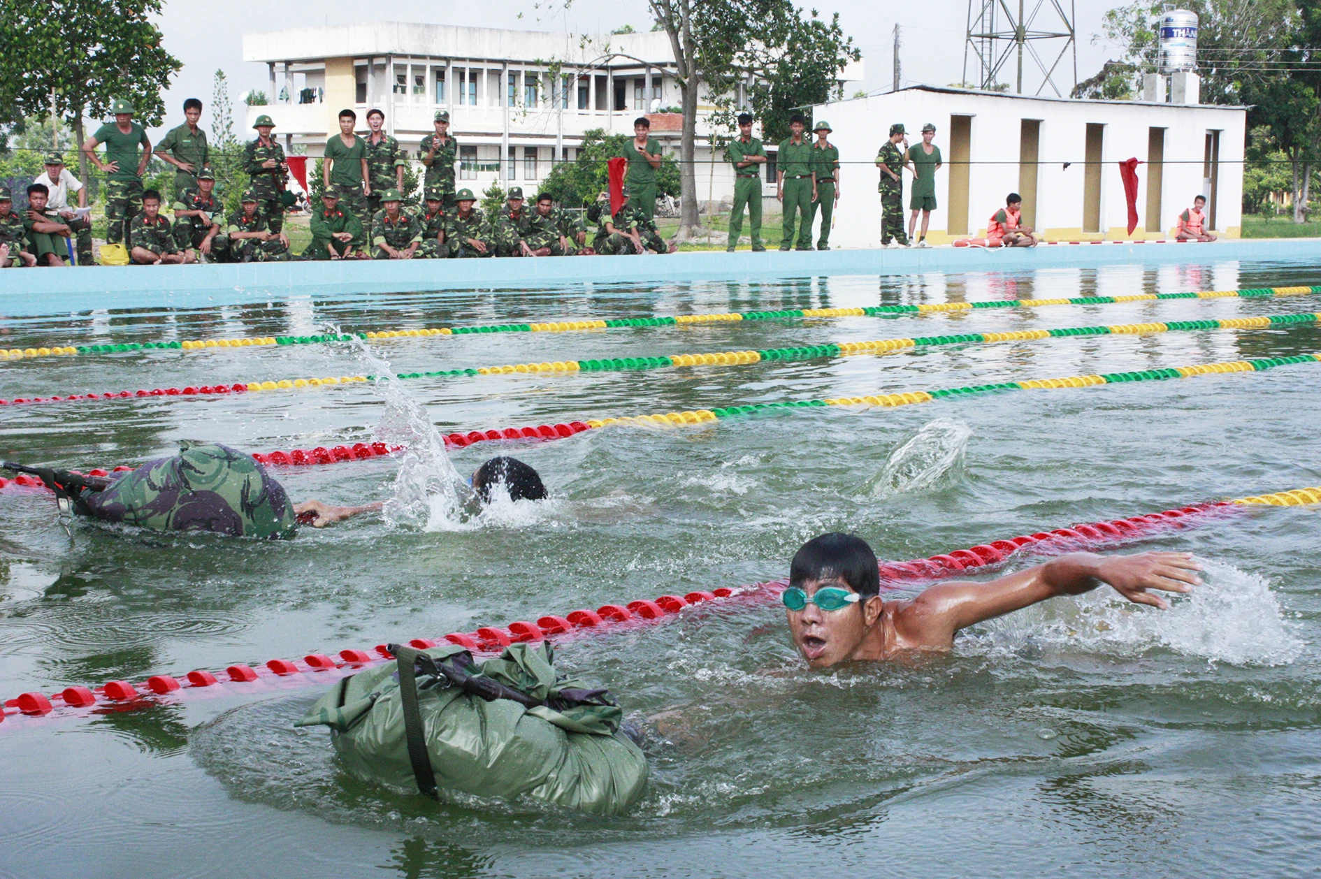 Cán bộ, chiến sĩ Sư đoàn 5 huấn luyện  bơi bao gói