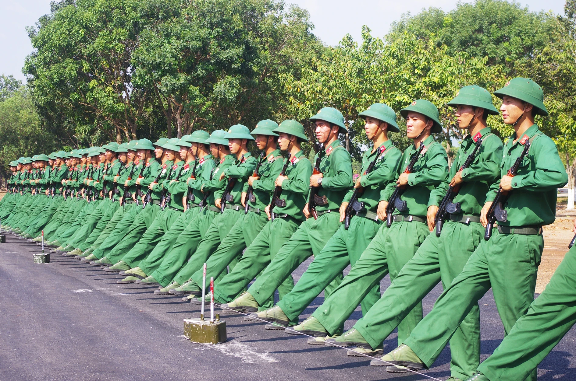 Chiến sĩ Sư đoàn 5 huấn luyện điều lệnh có súng