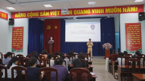 Cán bộ, đảng viên gương mẫu trong bảo đảm trật tự, an toàn giao thông