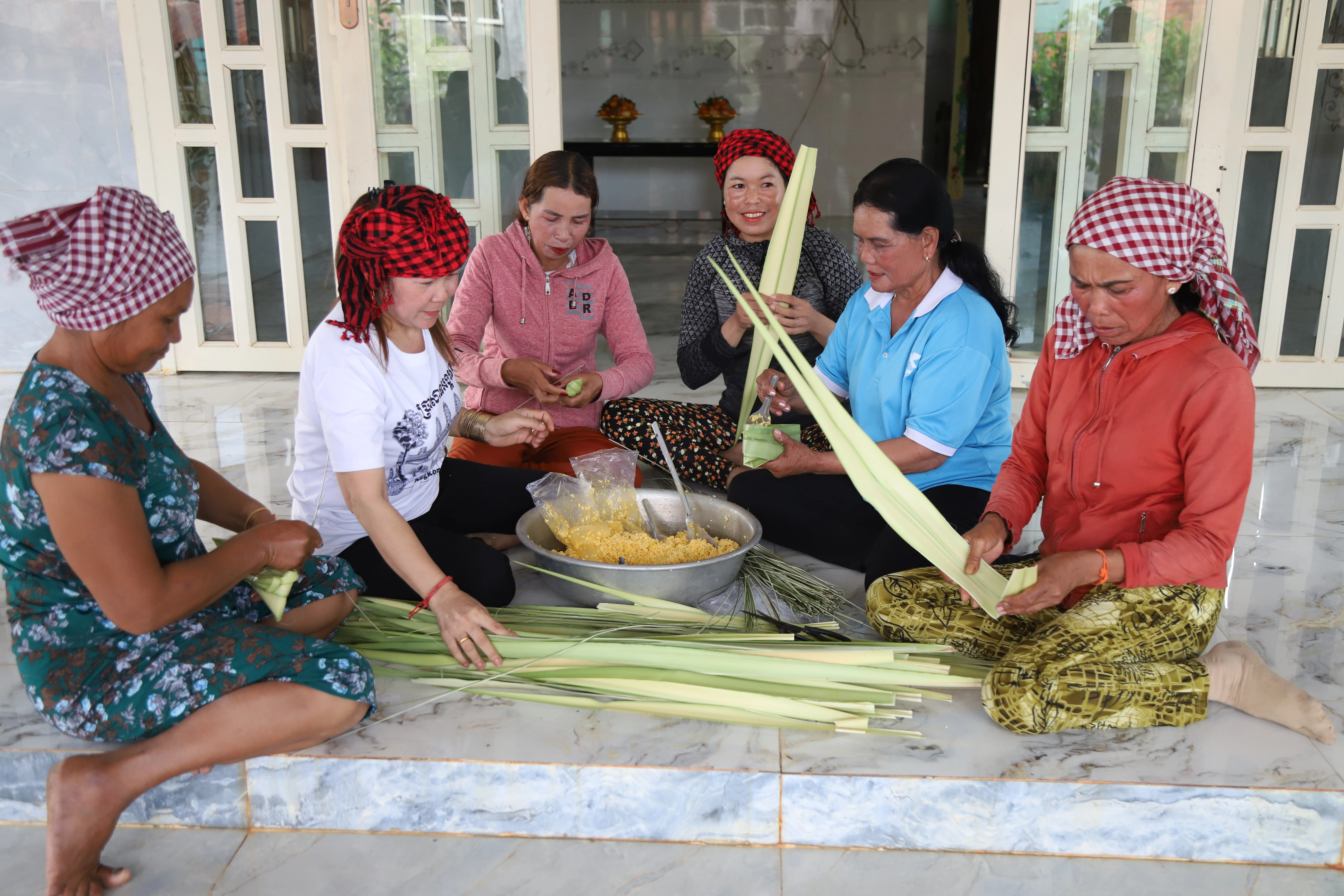 Người Khmer gói bánh chuẩn bị tết  (ảnh: Ngọc Diêu)