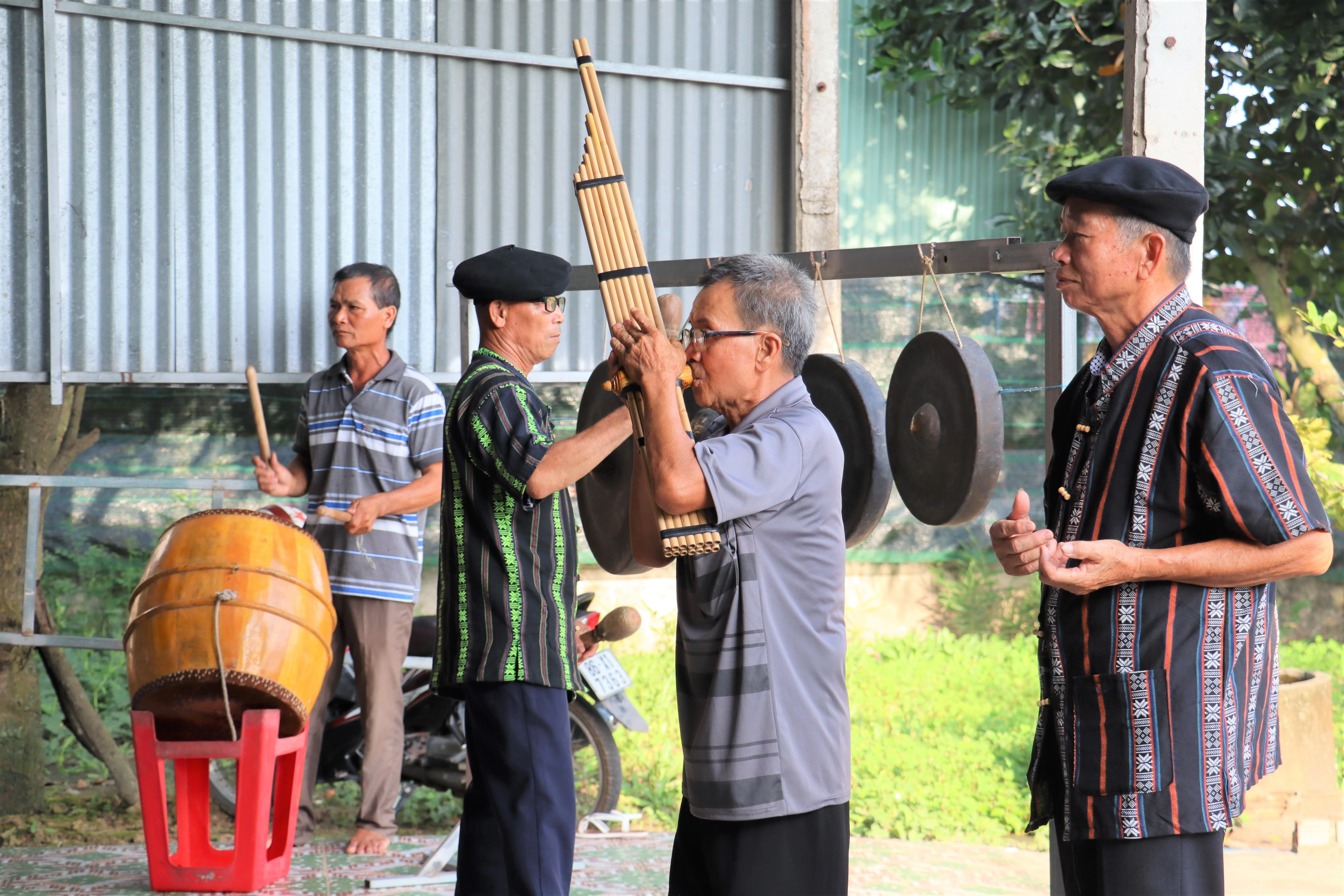 Ông Hà Duy Khuyền (bìa phải) tham gia lễ phục dựng văn hoá dân tộc Thái (ảnh: Ngọc Bích)