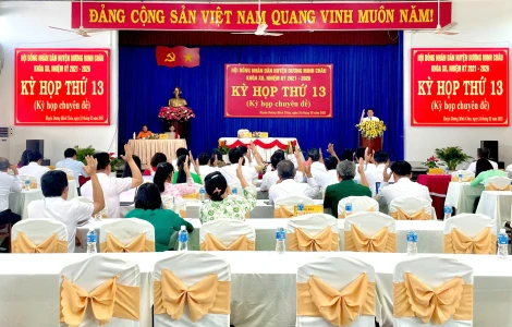 Thông qua Nghị quyết về tổ chức lại các cơ quan chuyên môn thuộc UBND huyện