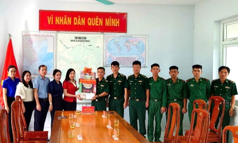 Đoàn đại biểu Quốc hội tỉnh thăm, tặng quà các đồn biên phòng trên tuyến biên giới