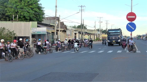 Người dân kiến nghị lắp đặt đèn tín hiệu giao thông tại ngã ba gần cổng trường THCS Truông Mít