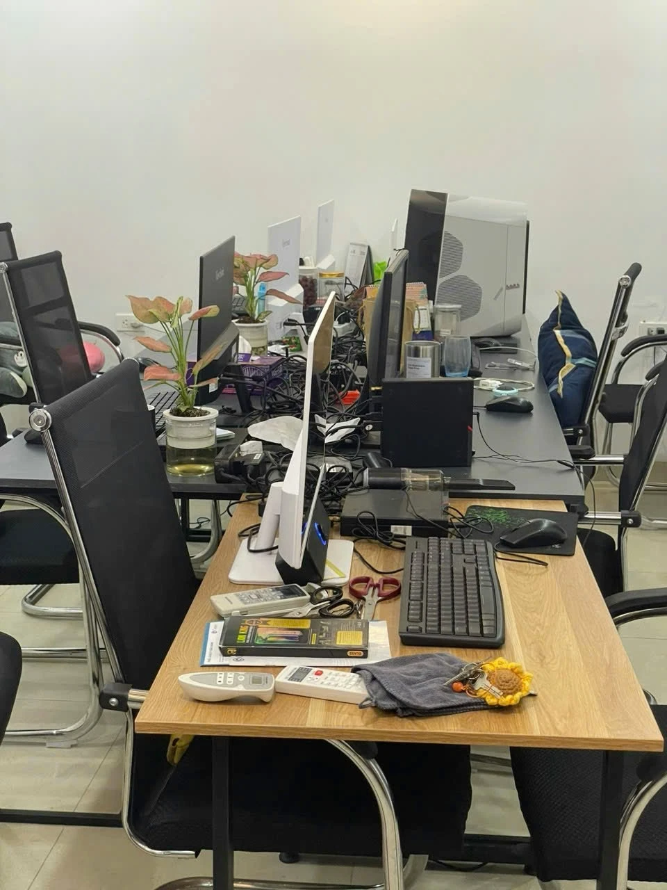 Tang vật các đối tượng sử dụng để lừa đảo trên không gian mạng.