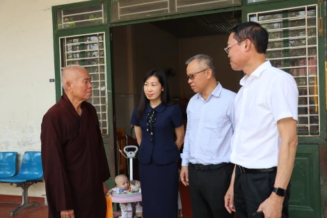 Đoàn ĐBQH tỉnh Tây Ninh thăm, tặng quà cơ sở Mái ấm Mây ngàn