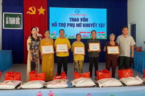 Trao vốn cho phụ nữ khuyết tật và học bổng cho học sinh nghèo