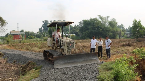 Hội Người cao tuổi xã Thanh Phước vận động nâng cấp đường giao thông nội đồng