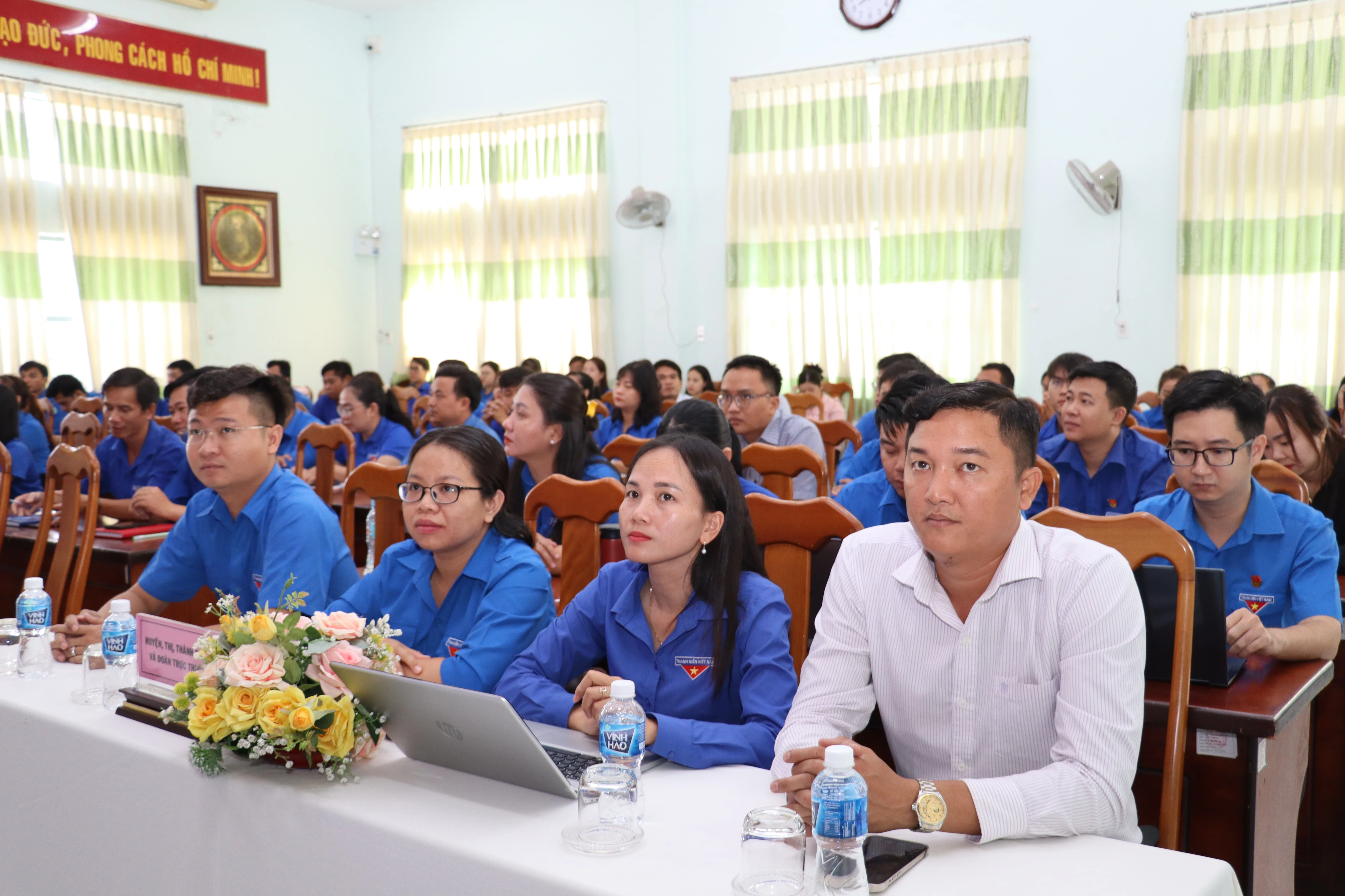 Cán bộ, đoàn viên thanh niên chăm chú lắng nghe tuyên truyền về các bài viết của Tổng Bí thư Tô Lâm.