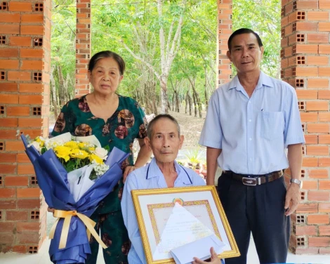 Châu Thành: Trao Huy hiệu 40 năm tuổi Đảng