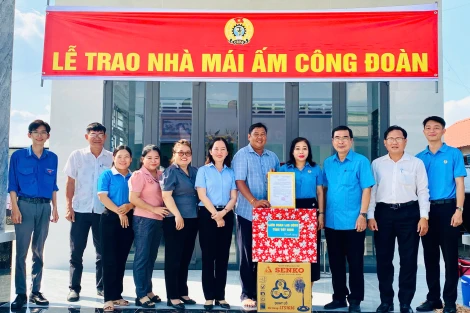 Trao tặng “Mái ấm công đoàn” cho đoàn viên có hoàn cảnh khó khăn