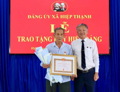 Gò Dầu: Trao tặng Huy hiệu 65 năm tuổi Đảng cho đảng viên