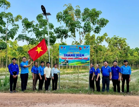 Huyện đoàn Tân Biên: Khánh thành công trình thắp sáng đường quê