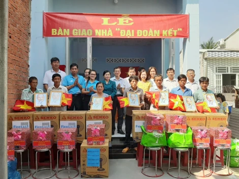 Bến Cầu: Bàn giao 13 căn nhà đại đoàn kết, sửa chữa 2 căn nhà tình nghĩa