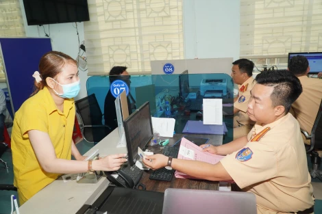 Người dân đổ dồn về Trung tâm Phục vụ hành chính công tỉnh làm thủ tục cấp, đổi giấy phép lái xe