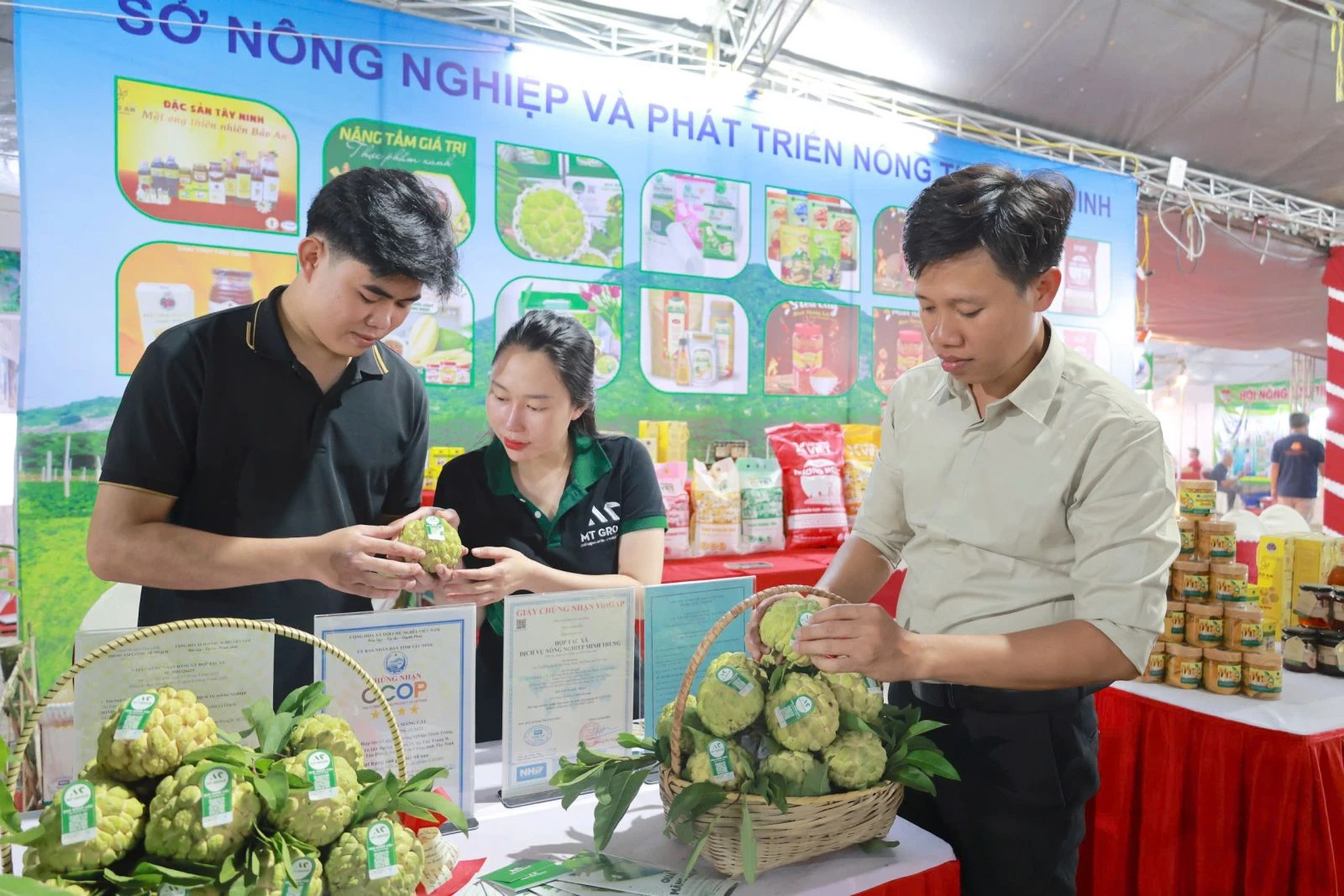 Sản phẩm OCOP được trưng bày, quảng bá tại một hội chợ trên địa bàn tỉnh.