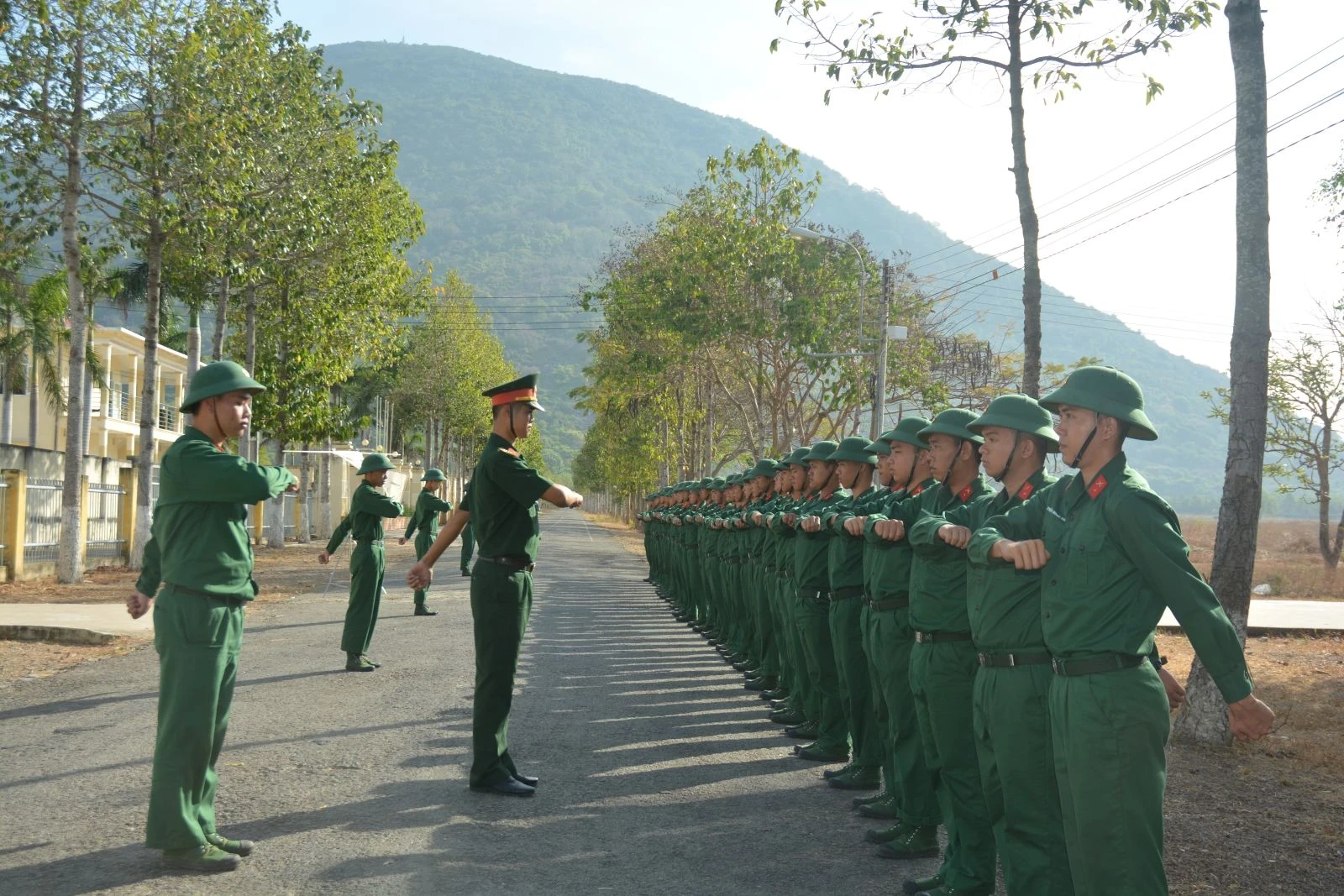 Chiến sĩ mới huấn luyện điều lệnh đội ngũ.